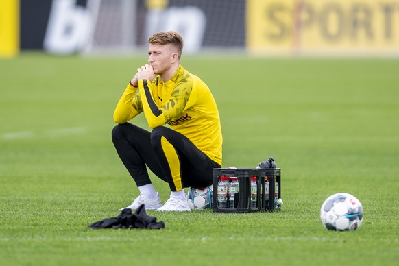 Kein Stuhl: Marco Reus sitzt am Montag beim Training auf einem Ball.