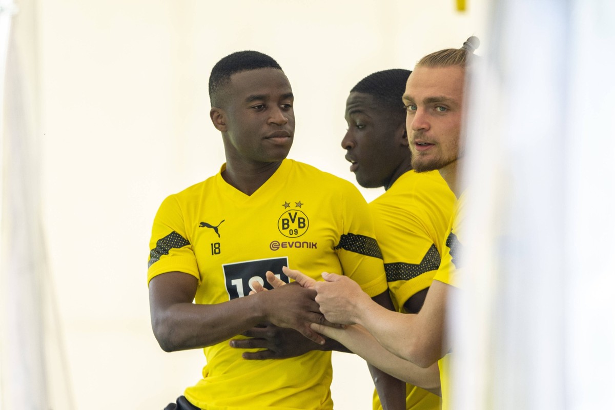 Fu�ball: Trainingslager von Borussia Dortmund, Saison 2022/2023, Tag 6 auf der Sportanlage Ri-Au in Bad Ragaz. Youssoufa Moukoko l begr��t Bradley Fink. *** Soccer training camp of Borussia Dortmund, ...