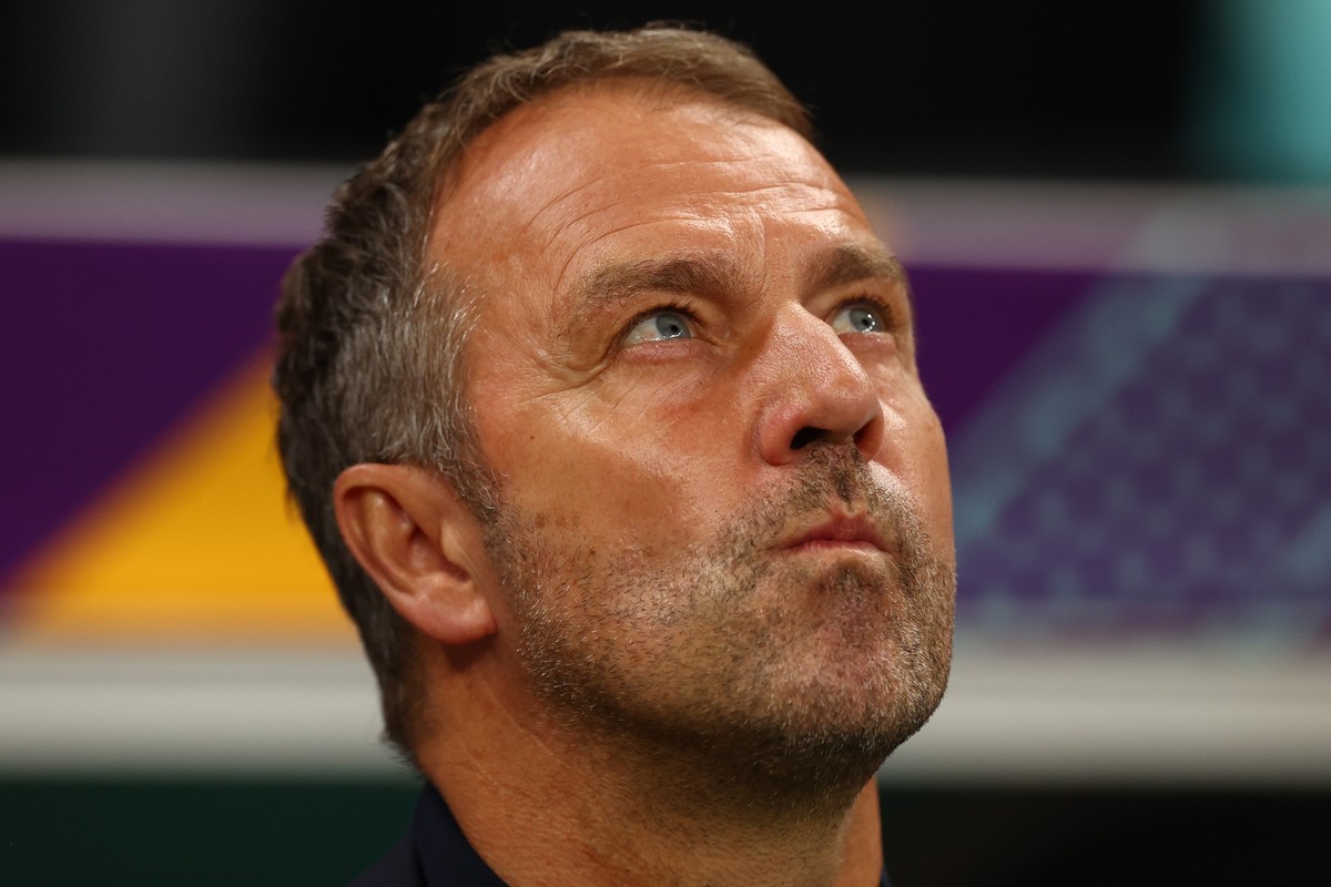 dpatopbilder - 01.12.2022, Katar, Al-Chaur: Fu�ball, WM 2022 in Katar, Costa Rica - Deutschland, Vorrunde, Gruppe E, Spieltag 3, im Al-Bait Stadion, Deutschlands Trainer Hans-Dieter Flick an der Seite ...