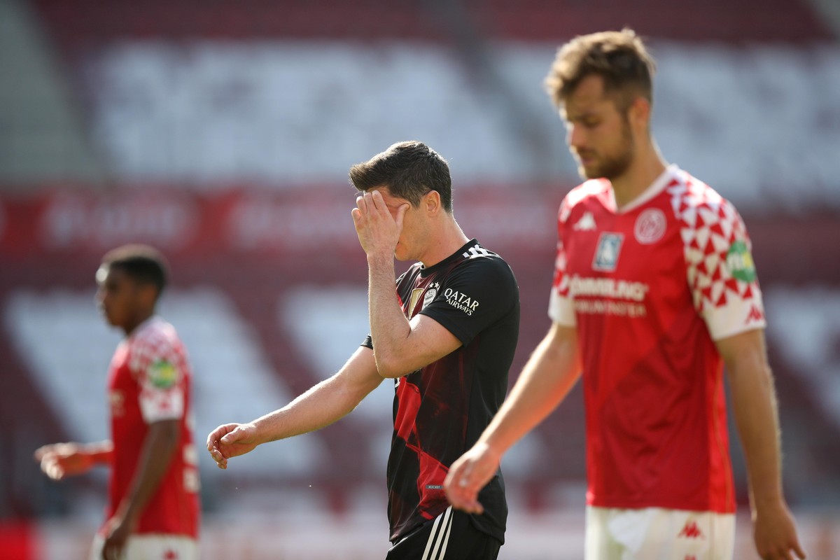 Fußball: Bundesliga, FSV Mainz 05 - Bayern München, 31. Spieltag in der Opel Arena. Münchens Stürmer Robert Lewandowski (M) fasst sich während der Partie an den Kopf. WICHTIGER HINWEIS: Gemäß den Vorg ...