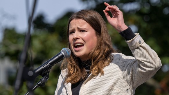 23.09.2022, Berlin: Klimaschutzaktivistin Luisa Neubauer spricht beim Klimastreik an die Teilnehmer. Die Klimaschutzbewegung Fridays For Future hat für diesen Freitag zu einem weltweiten Klimastreik a ...