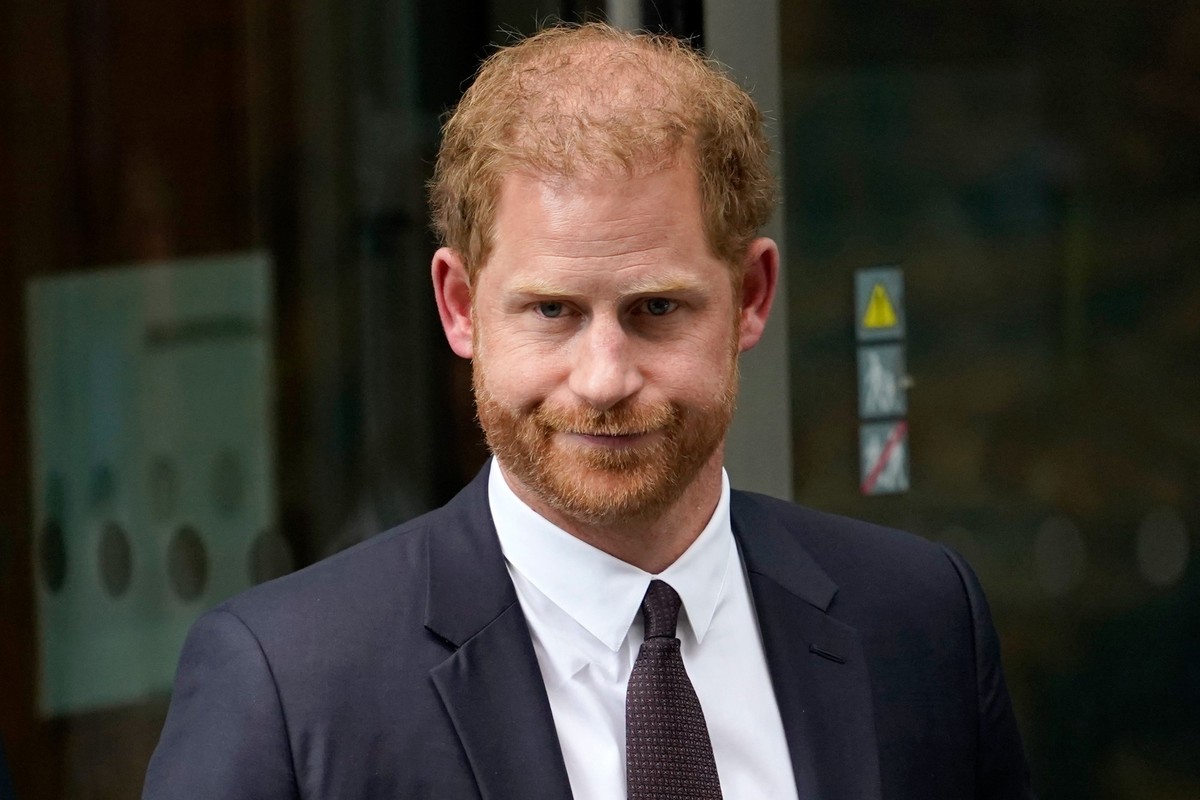 ARCHIV - 06.06.2023, Großbritannien, London: Prinz Harry verlässt nach seiner Aussage den High Court. (zu dpa «Harry scheitert mit Antrag auf Schnellverfahren gegen Boulevardblatt») Foto: Alberto Pezz ...