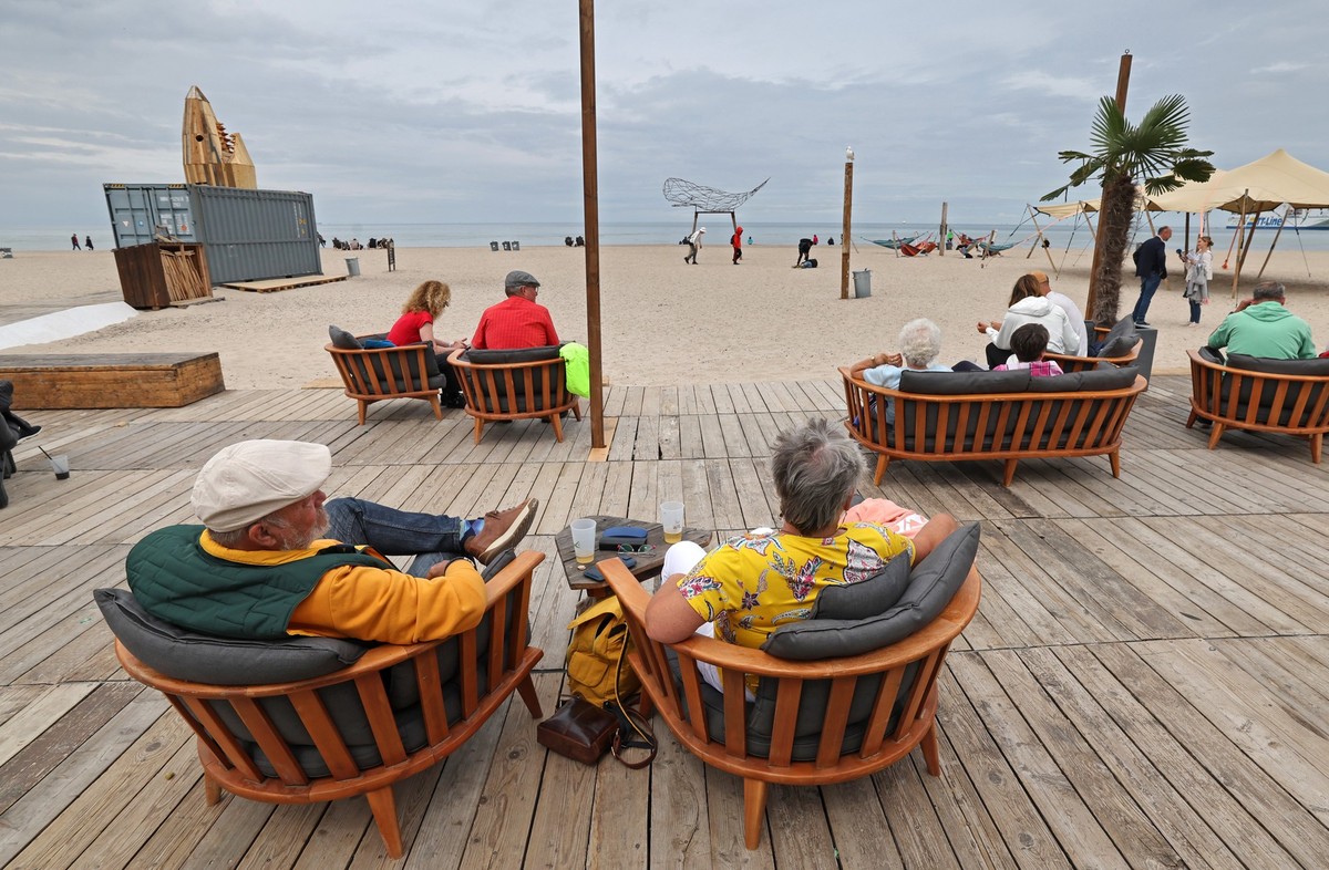 04.06.2024, Mecklenburg-Vorpommern, Warnem�nde: G�ste sitzen in der Wal-Bar der Strand Arena Warnem�nde am Ostseestrand. Bei einem Pressetermin wird das Sommerprogramm des Areals pr�sentiert, das unte ...