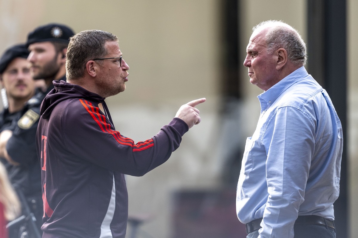 ARCHIV - 24.07.2024, Bayern, Rottach-Egern: Fußball: Bundesliga, Testspiele, FC Rottach-Egern - FC Bayern München. Sportvorstand Max Eberl (l) spricht mit Uli Hoeneß, ehemaliger Präsident von München. ...