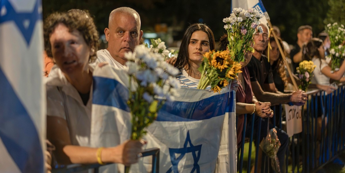 13.10.2025, Israel, Tel Aviv: Menschen erweisen vor dem gerichtsmedizinischen Institut Abu Kabir ihre letzte Ehre, als die sterblichen Überreste von vier Geiseln aus dem Gazastreifen eintreffen. Foto: ...