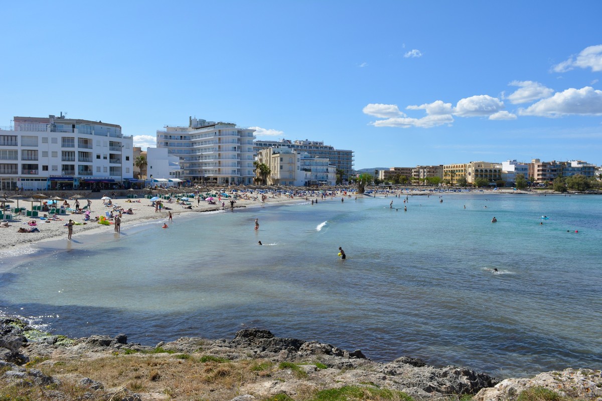 ARCHIV - Mallorca zählt zu den Sommerzielen, die bei den Frühbuchern besonders nachgefragt sind. Foto: Stephanie Schuster/dpa-tmn - Honorarfrei nur für Bezieher des dpa-Themendienstes +++ dpa-Themendi ...