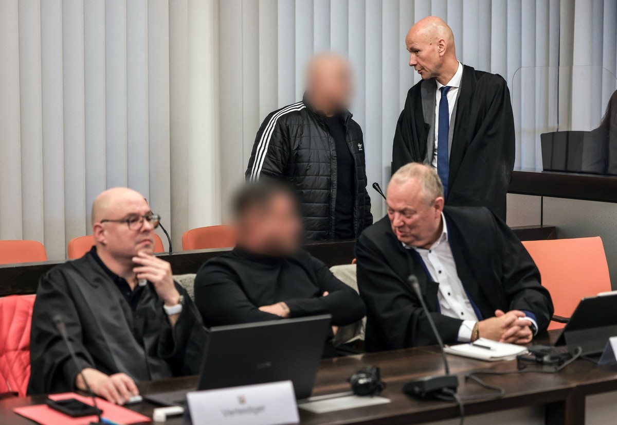 10.12.2024, Nordrhein-Westfalen, Wuppertal: Der Hauptangeklagte (hinten, links) spricht im Gerichtssaal mit seinem Verteidiger Oliver Doelfs (hinten, rechts), w�hrend vorne ein Angeklagter (M) mit sei ...
