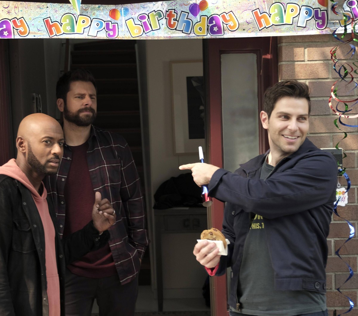 ABC/Eike Schroter - Kapital Entertainment / DR A MILLION LITTLE THINGS serie TV creee par DJ Nash 2018- USA saison 1 episode 3 Save the Date Romany Malco James Roday David Giuntoli. anniversaire; birt ...
