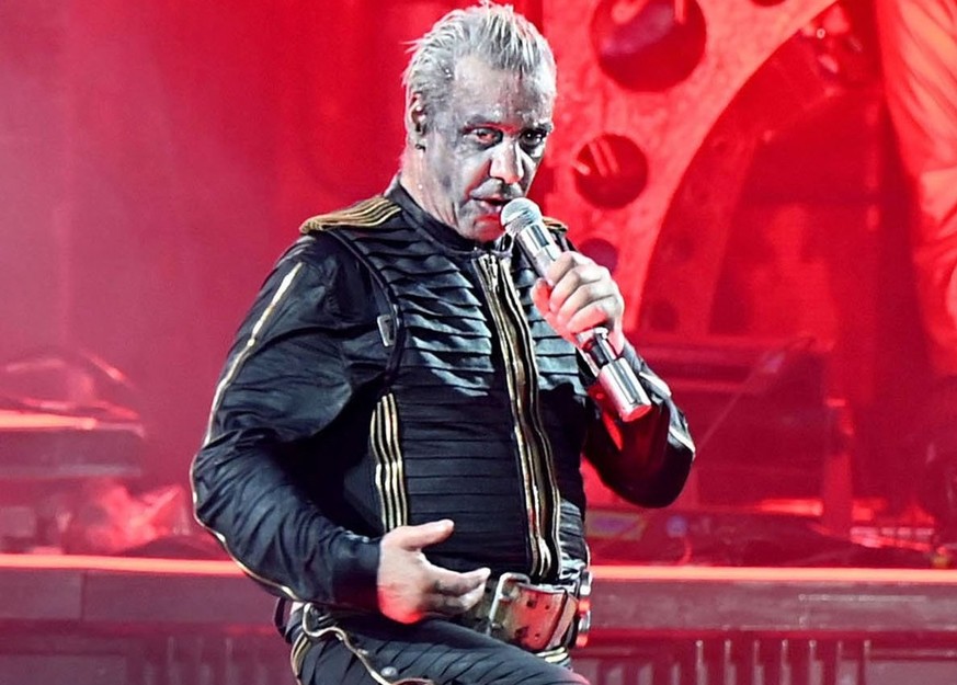 ARCHIV - 18.06.2022, Nordrhein-Westfalen, Düsseldorf: Till Lindemann, Frontsänger der Band Rammstein, steht im Rahmen der Deutschland-Tournee mit dem Album «Zeit» auf der Bühne. (zu dpa KORR ««Ich wil ...