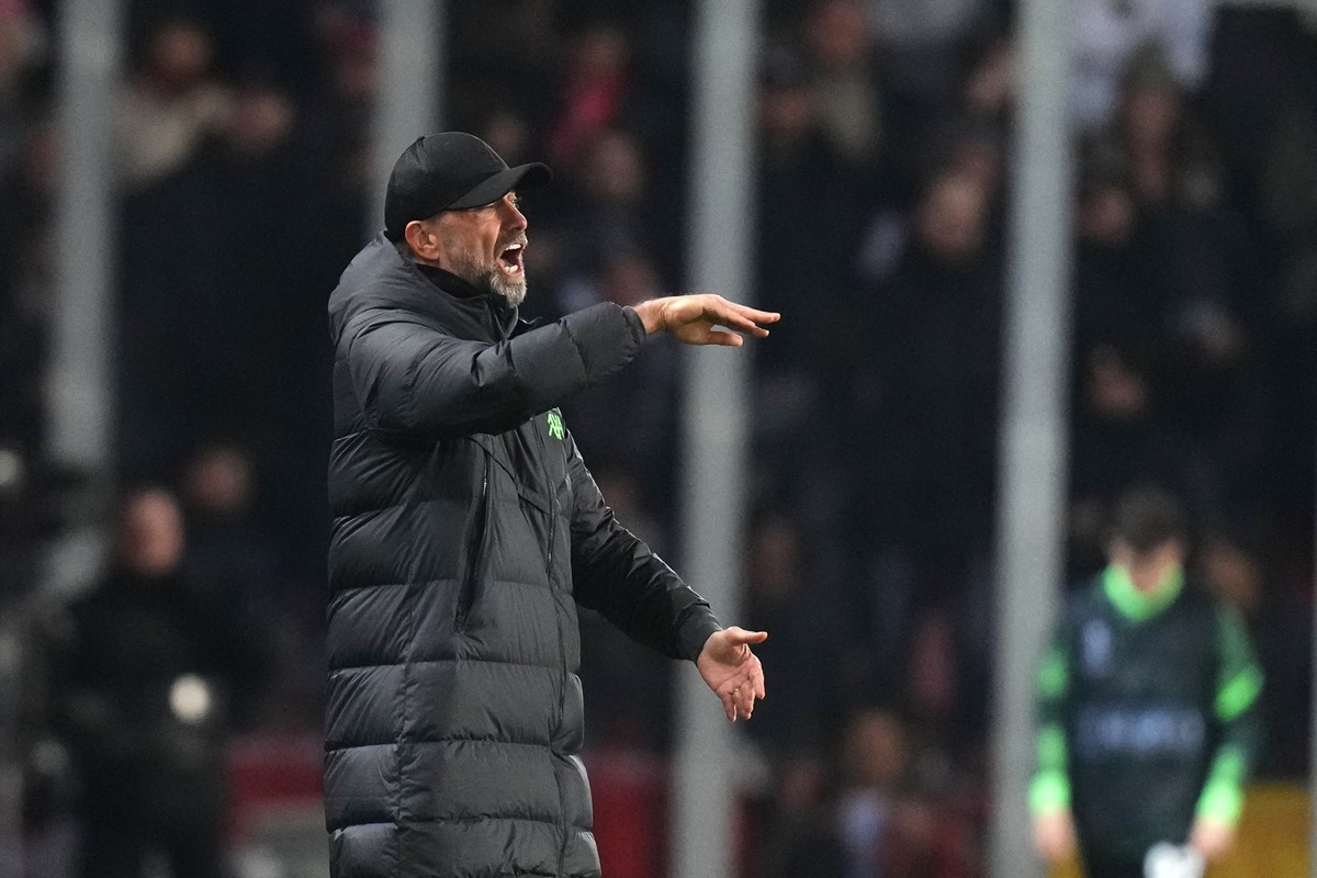 07.03.2024, Tschechien, Prag: Fußball: Europa League, K.o.-Runde, Achtelfinale, Hinspiele, Sparta Prag - FC Liverpool: Jürgen Klopp, Trainer des FC Liverpool, gibt am Spielfeldrand Anweisungen. Foto:  ...
