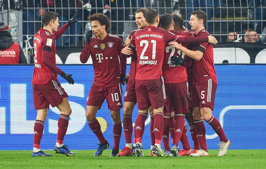 Kingsley Coman, FCB 11 scores, shoots goal , Tor, Treffer, 1-2 celebrates his goal, happy, laugh, celebration with Alphonso DAVIES, FCB 19 Leon GORETZKA, FCB 8 Benjamin PAVARD, FCB 5 Leroy SANE, FCB 1 ...