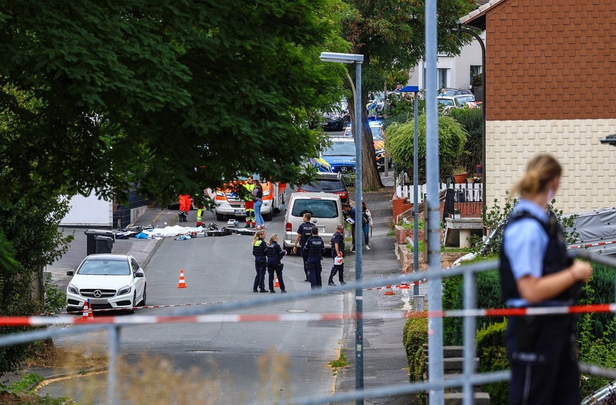 22.08.2025, Nordrhein-Westfalen, Menden: Polizei und Rettungskräfte sind an einem Tatort im Einsatz. Nach Schüssen in Menden im Sauerland ist die Polizei im Großeinsatz. Foto: Alex Talash/dpa +++ dpa- ...