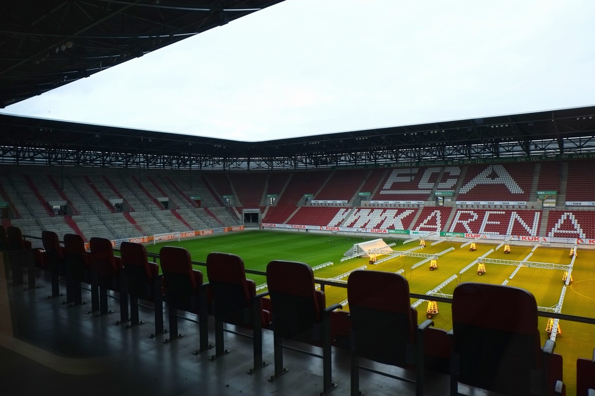 Die WWK-Arena: Der Blick aus der VIP-Loge 22 auf das Spielfeld. Im Hintergrund rauscht die Bundesstraße 17.