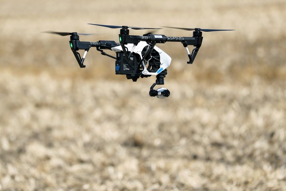 ARCHIV - 29.06.2018, Sachsen-Anhalt, Halle: 29.06.2018 Sachsen-Anhalt, Sandersdorf-Brehna: Eine Drohne vom Typ DJI Inspire 1 mit der Kamera Xenmuse X3 fliegt �ber ein Feld. (zu dpa: �Spionage und Sabo ...