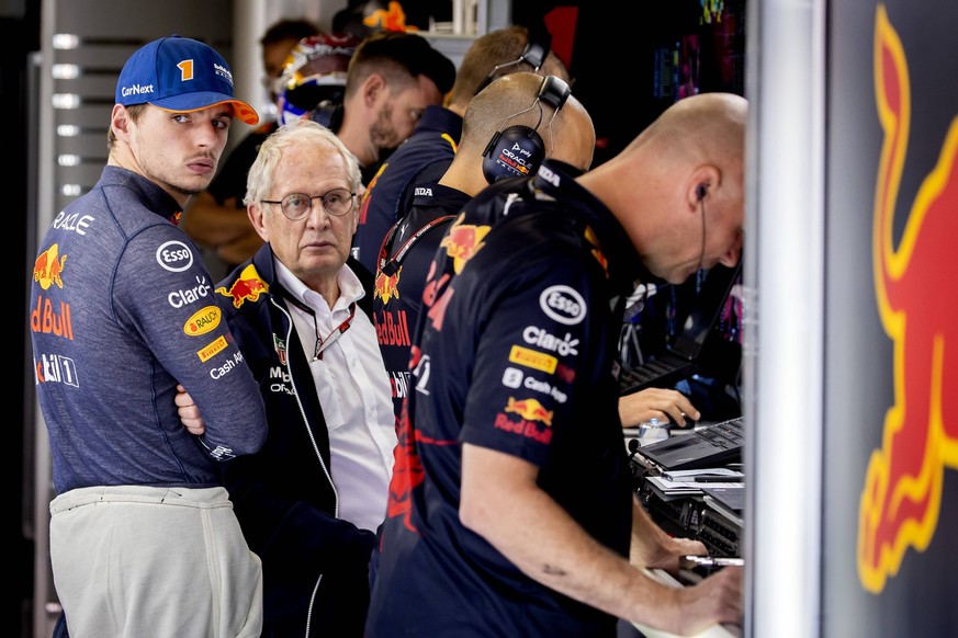 ZANDVOORT - Max Verstappen Red Bull Racing and Helmut Marko R during the 1st free practice session ahead of the F1 Grand Prix of the Netherlands at Circuit van Zandvoort on September 2, 2022 in Zandvo ...