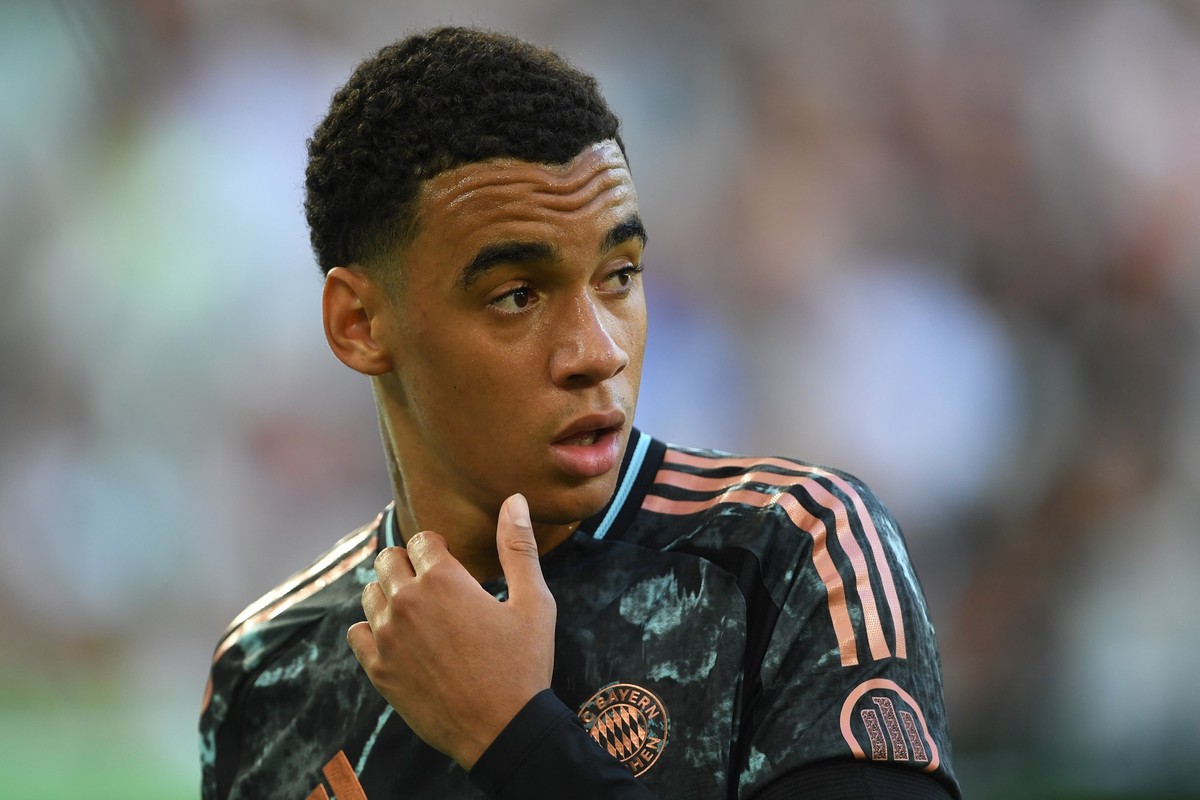 ARCHIV - 25.08.2024, Niedersachsen, Wolfsburg: Fußball: Bundesliga, VfL Wolfsburg - FC Bayern München, 1. Spieltag, Volkswagen Arena. Münchens Jamal Musiala reagiert. (zu dpa: «Eberl will Musiala halt ...