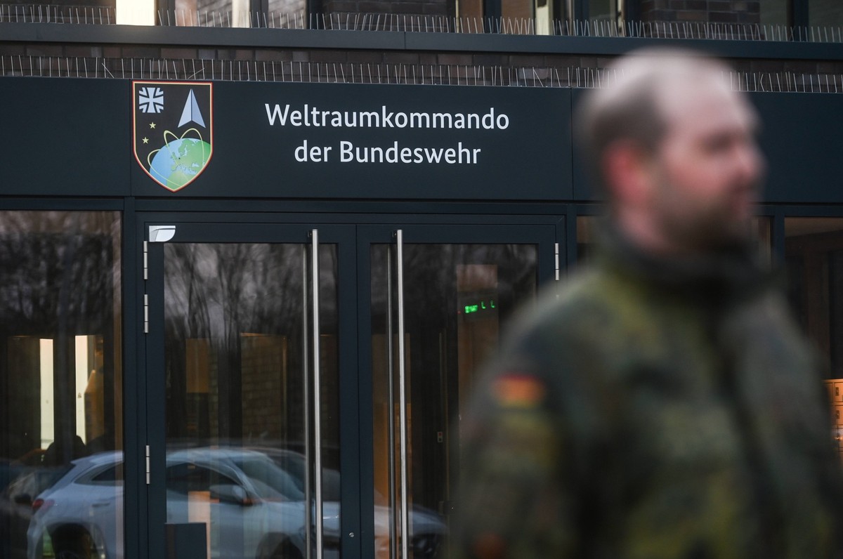 In Uedem bei dem Weltraumkommando der Bundeswehr wird der Ueberflug des Batterie-Blocks der ISS ueberwacht. Uedem NATO Luftueberwachung am Paulusberg ISS-Weltraumschrott kommt nicht in Deutschland her ...