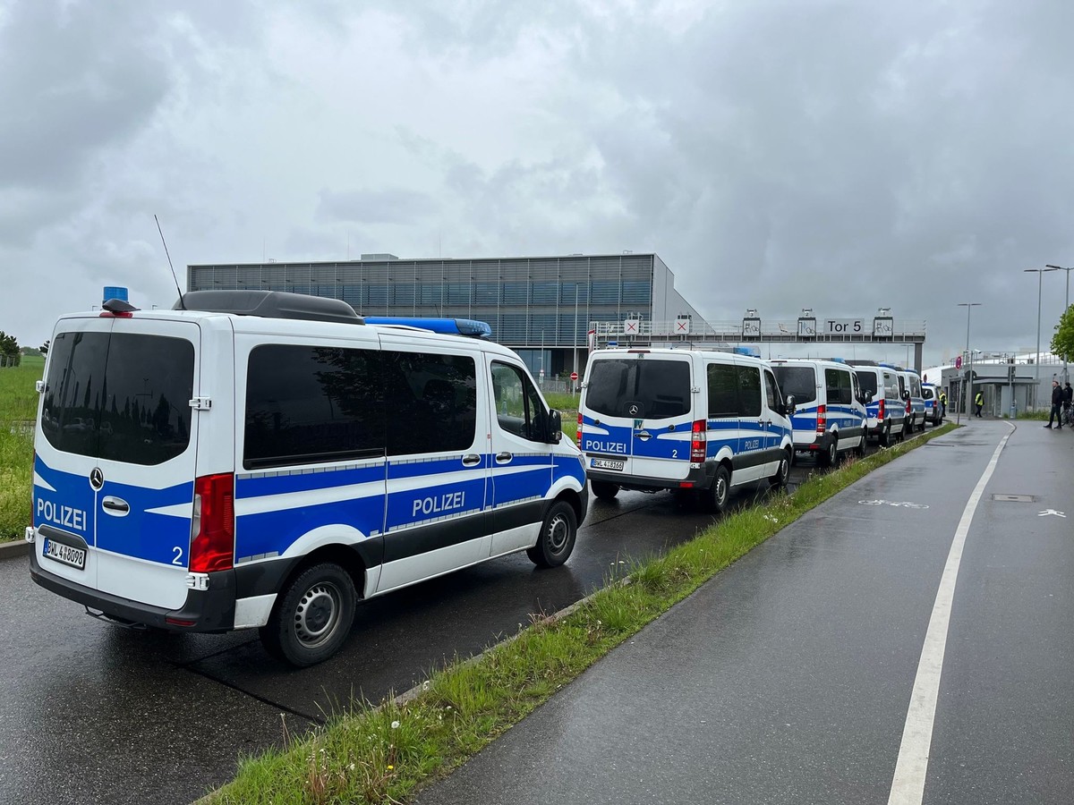 11.05.2023, Baden-W�rttemberg, Sindelfingen: Einsatzfahrzeuge der Polizei stehen an einem Werk von Mercedes-Benz. Auf einem Werksgel�nde war am Morgen ein Mensch get�tet und ein Mensch schwer verletzt ...