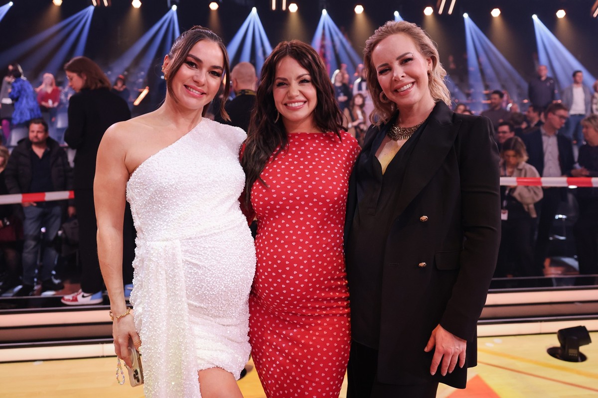 24.02.2024, Nordrhein-Westfalen, K�ln: Die drei schwangeren Profit�nzerinnen Renata Lusin (l-r), Christina H�nni und Isabel Emilia Edvardsson stehen in der Kennenlernshow der RTL-Tanzshow &quot;Let&#0 ...