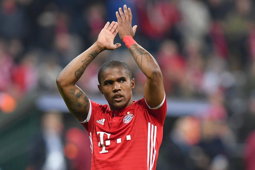 Douglas COSTA kehrts zum FC Bayern Muenchen zurueck. Archivfoto: Douglas COSTA Bayern Muenchen nach Spielende,Gestik,klatscht Applaus,Aktion, Einzelbild,angeschnittenes Einzelmotiv,Halbfigur,halbe Fig ...