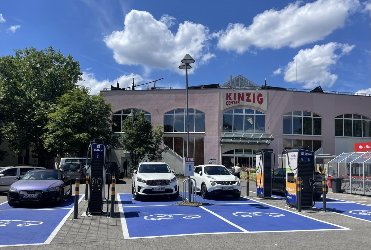 Auf mehreren für E-Autos ausgewiesenen Parkplätzen stehen Verbrenner.