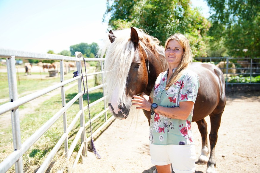 Pferdewirtschaftsmeisterin mit Schwerpunkt Landschaftspflege Loretta (32) aus Baden-Württemberg

+++ Die Verwendung des sendungsbezogenen Materials ist nur mit dem Hinweis und Verlinkung auf RTL+ gest ...