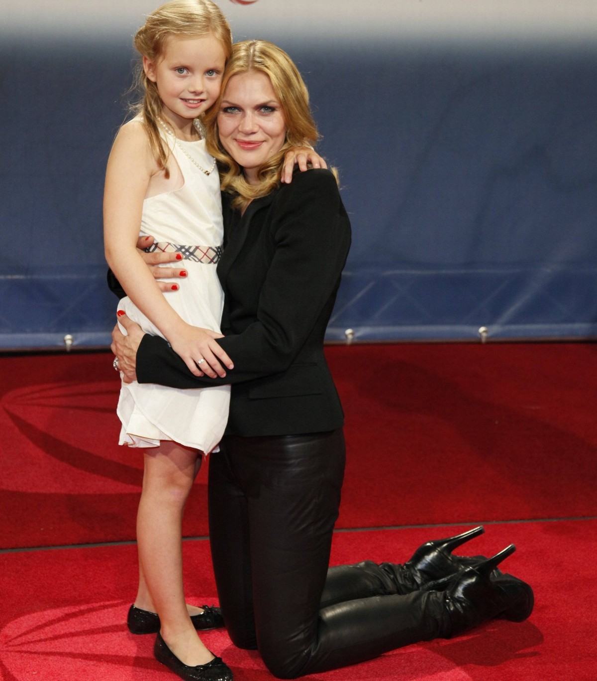 Anna Loos und Paula Hartmann (Kind). Premiere des Sat.1 Movie Böseckendorf - DIE NACHT , IN DER EIN DORF VERSCHWAND im Berliner Sony-Center Postdamer Platz am 08.09.2009. Filmpremiere Böseckendorf
An ...