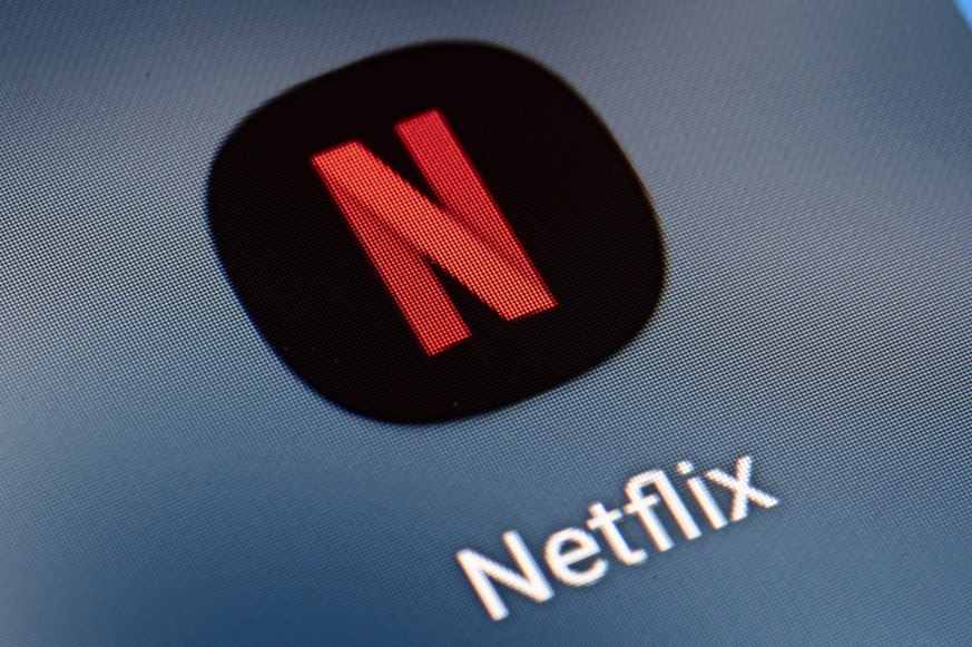 ARCHIV - 21.01.2022, Berlin: Auf dem Bildschirm eines Smartphones ist das Icon der App Netflix zu sehen. Im Laufe des Jahres 2023 wurden in den USA noch 481 Drehbuchserien ver