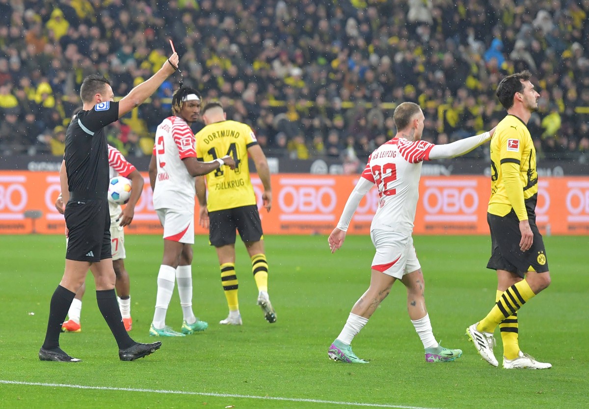 Sport Bilder des Tages 09.12.2023, xblx, Fussball 1.Bundesliga, Borussia Dortmund - RB Leipzig emspor, v.l. Schiedsrichter Sven Jablonski , Rote Karte f�r, red card for, Platzverweis, Game Misconduct, ...