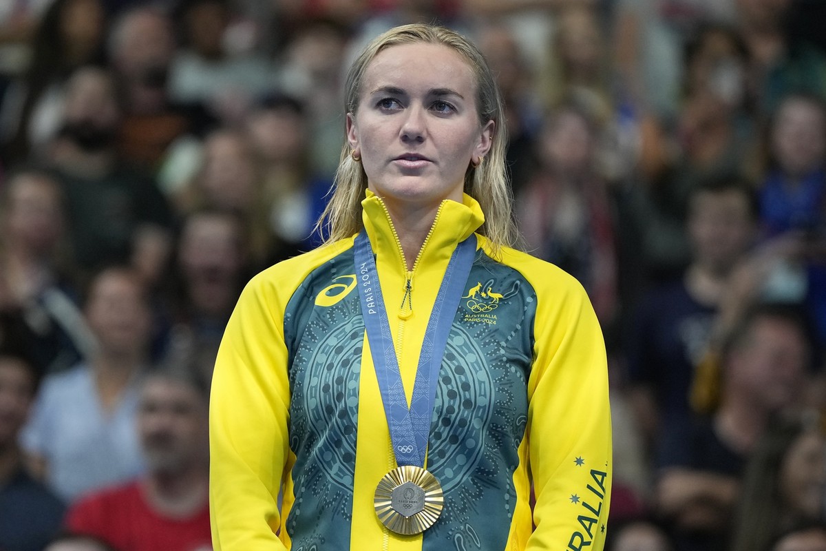 Ariarne Titmus, of Australia, stands on the podium after winning the women&#039;s 400-meter freestyle final at the 2024 Summer Olympics, Saturday, July 27, 2024, in Nanterre, France. (AP Photo/Matthia ...