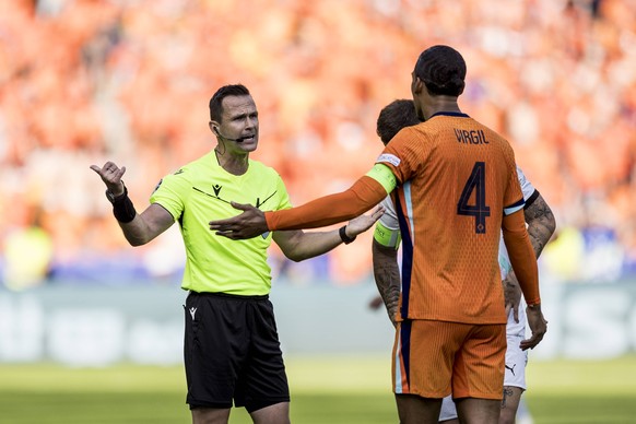 Netherlands v Austria, UEFA EURO, EM, Europameisterschaft,Fussball 2024, Berlin, Germany Berlin, Germany. 25th, June 2024. Referee Ivan Kruzliak seen with Virgil van Dijk 4 of Netherlands during the U ...