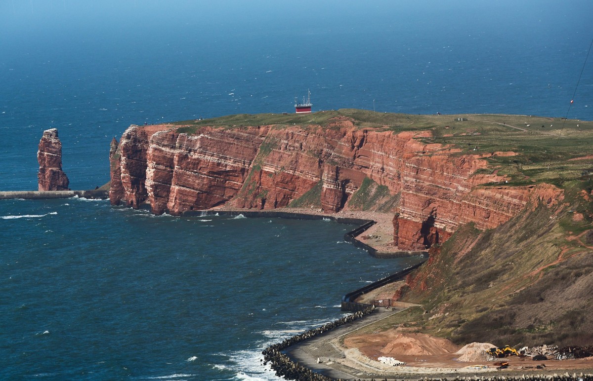 ARCHIV - 23.03.2023, Schleswig-Holstein, Helgoland: Blick auf die Hochseeinsel Helgoland. (zu dpa: «Helgolandfähre treibt nach Stromausfall auf Nordsee») Foto: Christian Charisius/dpa +++ dpa-Bildfunk ...