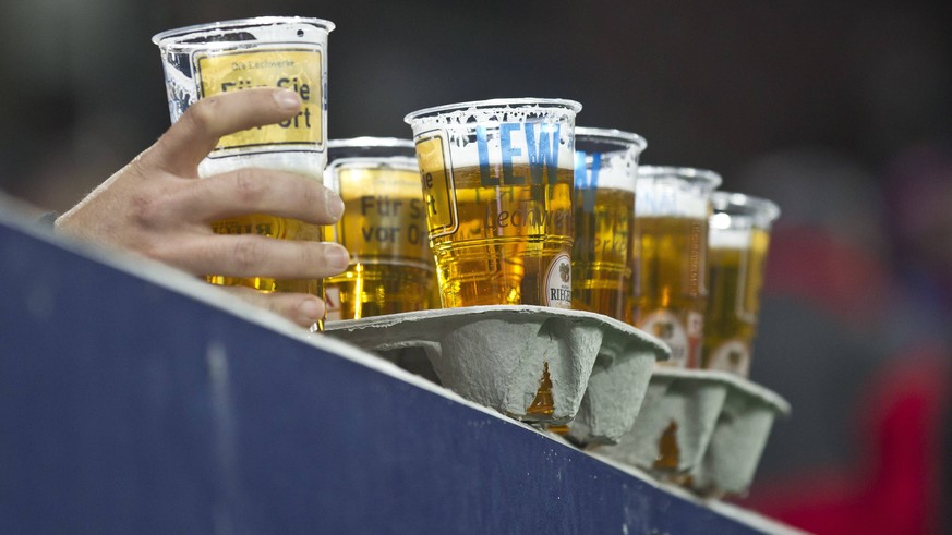 Bildnummer: 08845081 Datum: 21.10.2011 Copyright: imago/ActionPictures
Symbolbild und Illustration Bier Alkoholverbot im Stadion, Alkohol, Bierbecher Fussball 1. Bundesliga , SGL Arena Augsburg, am 21 ...