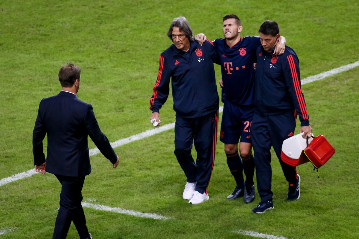 Lucas Hernández muss mit schmerzverzerrtem Gesicht den Platz verlassen.