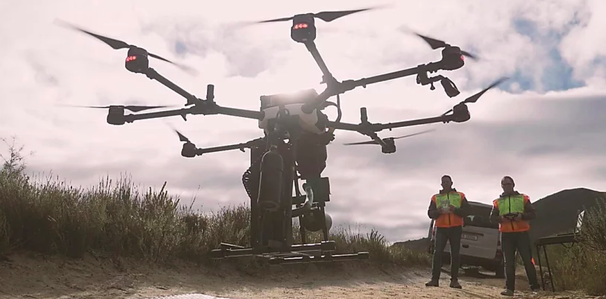 Mit Drohnen werden Kapseln, gefüllt mit Saatgut, über trockenen Gebieten abgeworfen.