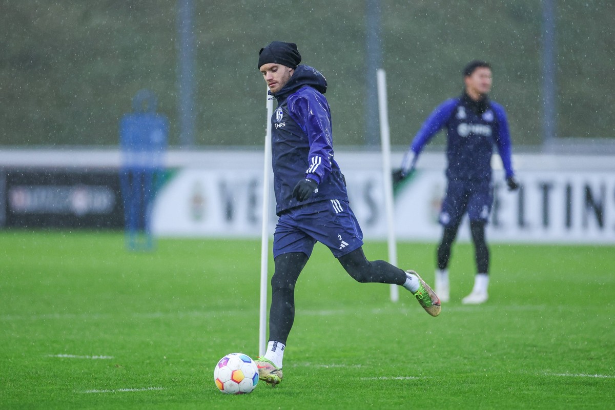 12.12.2023, Fussball, Saison 2023/2024, 2. Bundesliga, Training FC Schalke 04, Thomas Ouwejan FC Schalke 04 Gelsenkirchen Trainingsgel�nde FC Schalke 04 NRW Deutschland xRHR-FOTO/TRx *** 12 12 2023, F ...