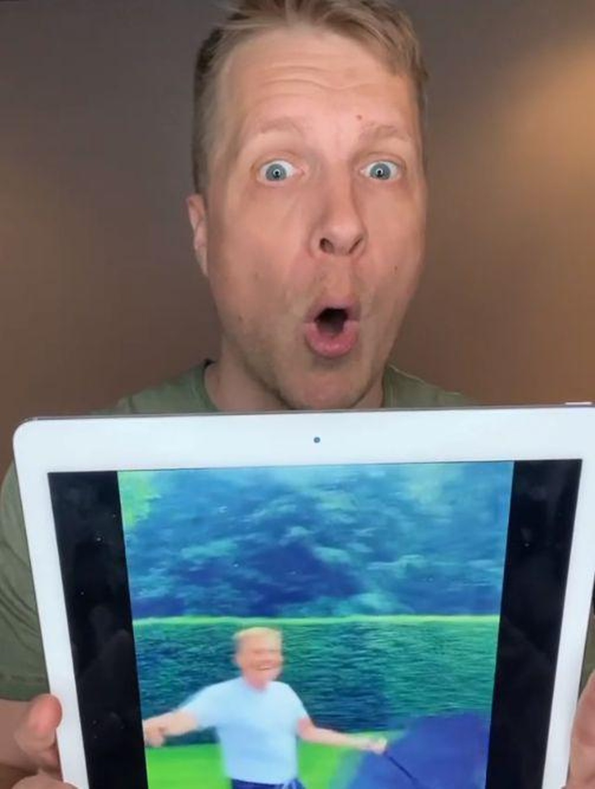 Oliver Pocher staunt über ein Spaß-Video von Bohlen.