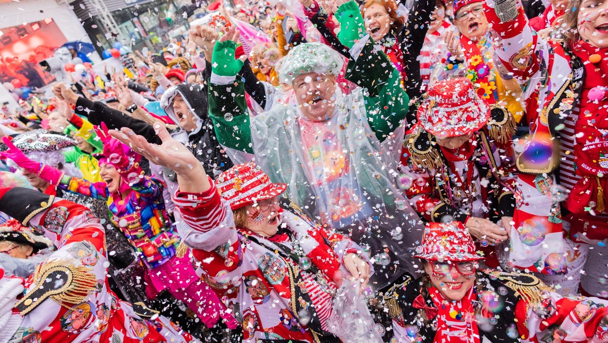 ARCHIV - 11.11.2024, Nordrhein-Westfalen, Köln: Jecken feiern den Auftakt der Karnevalssession auf dem Heumarkt. Am 11.11. um 11:11 Uhr beginnt in den närrischen Hochburgen die Karnevalssession. (zu d ...