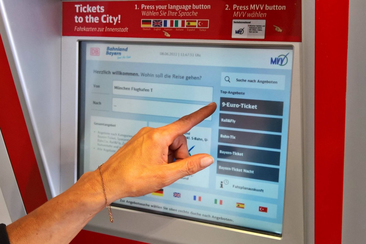 Muenchen, Fahrkartenautomat des MVV. 9 Euro Ticket der DB, Deutsche Bahn *** Munich, MVV ticket machine 9 Euro ticket of DB, Deutsche Bahn