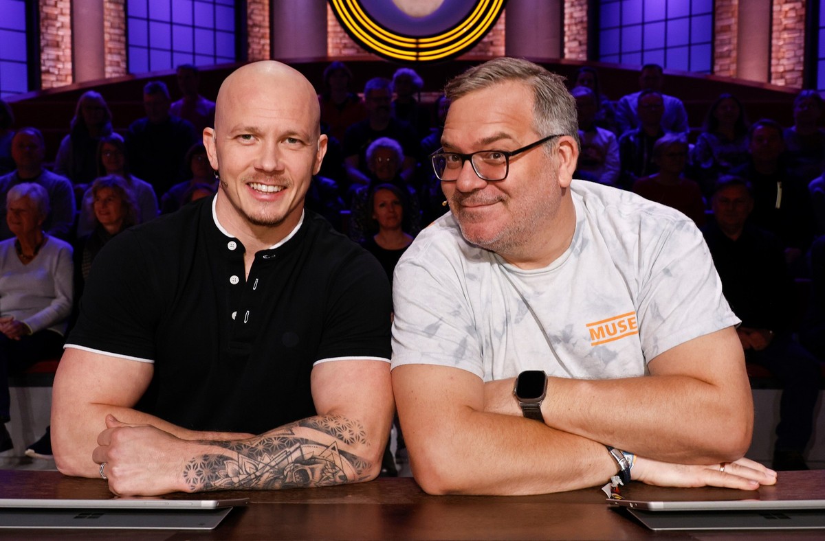 ARD WER WEISS DENN SOWAS? FOLGE 1206, &quot;Lukas Dauser und Fabian Hambüchen&quot;, am Donnerstag (28.11.24) um 18:00 Uhr im ERSTEN.
Rateteam-Kapitän Elton (r.) und der ehemalige Kunstturner Fabian H ...