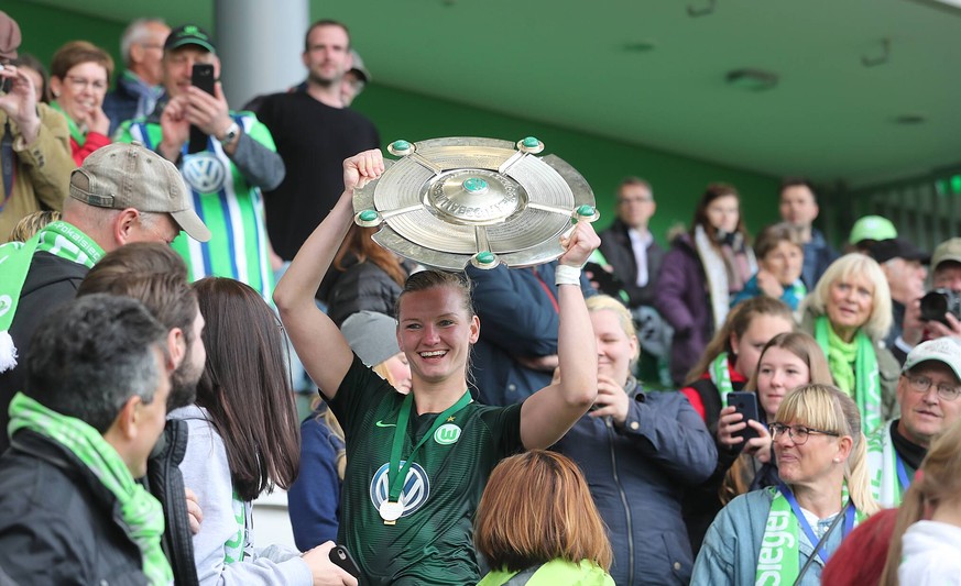 VfL Wolfsburg-Star Alexandra Popp mit der Meisterschale am Ende der abgelaufenen Spielzeit.