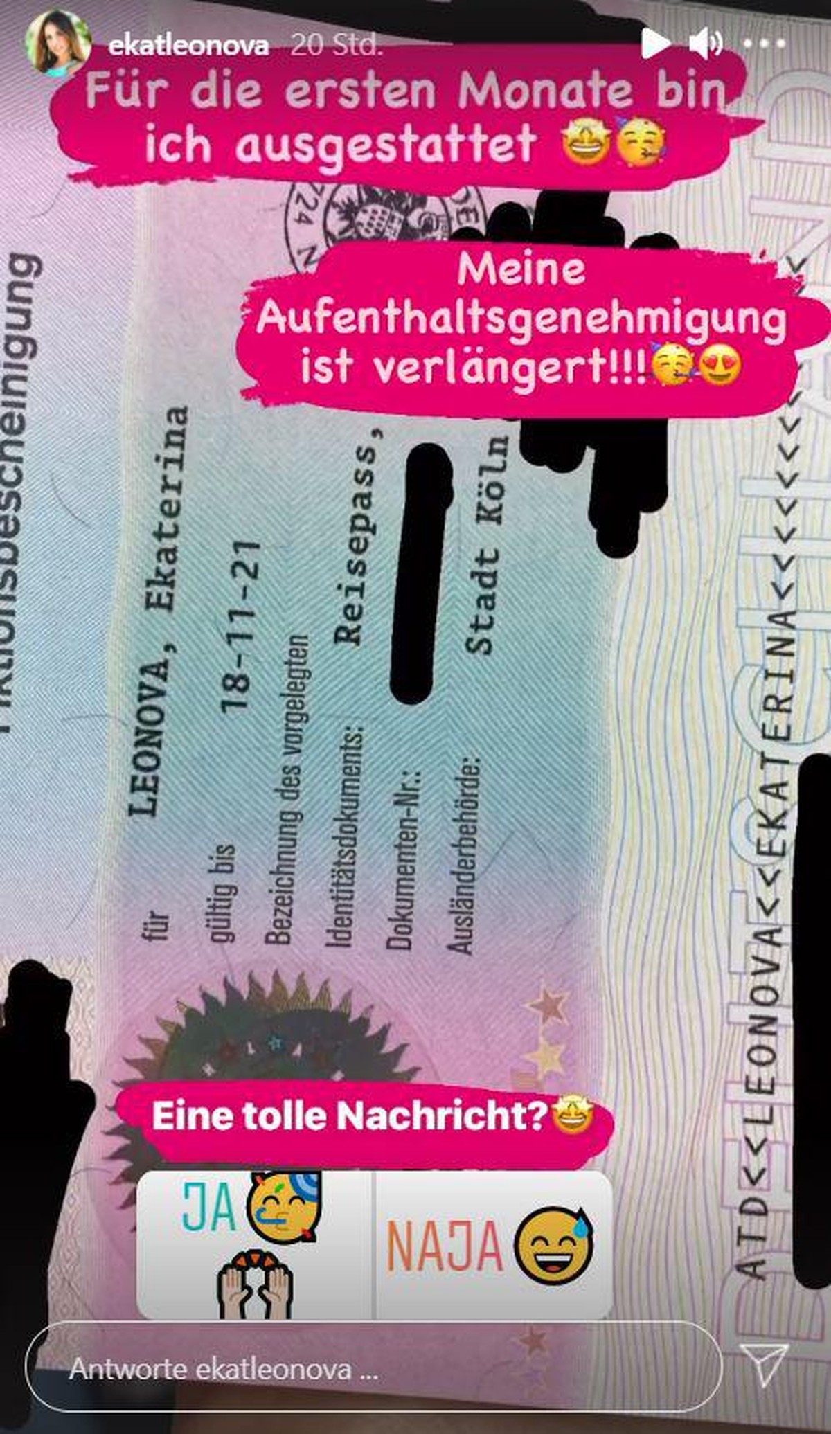 Hier zeigt die Tänzerin die Verlängerung ihrer Aufenthaltsgenehmigung.