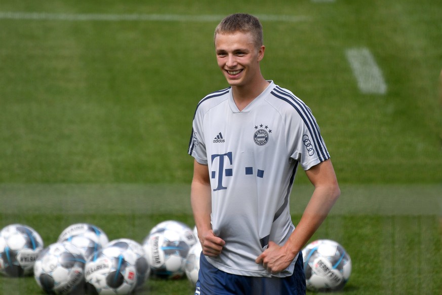 Jann Fiete ARP Bayern Muenchen, lacht,lachen,lachend, optimistisch,gutgelaunt, Aktion,Einzelbild,angeschnittenes Einzelmotiv,Halbfigur,halbe Figur. FC Bayern Muenchen Training in der Coronavirus Pande ...