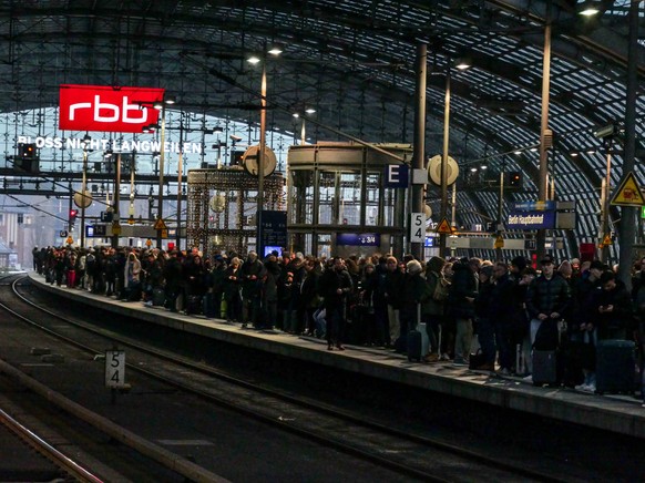 Impressionen vom Berliner Hauptbahnhof vor dem Streik der GDL - �bervoller Bahnsteig - Zahlreiche Reisende warten am Bahnsteig auf die Einfahrt eines Intercity Express Zuges der Deutschen Bahn Berlin, ...
