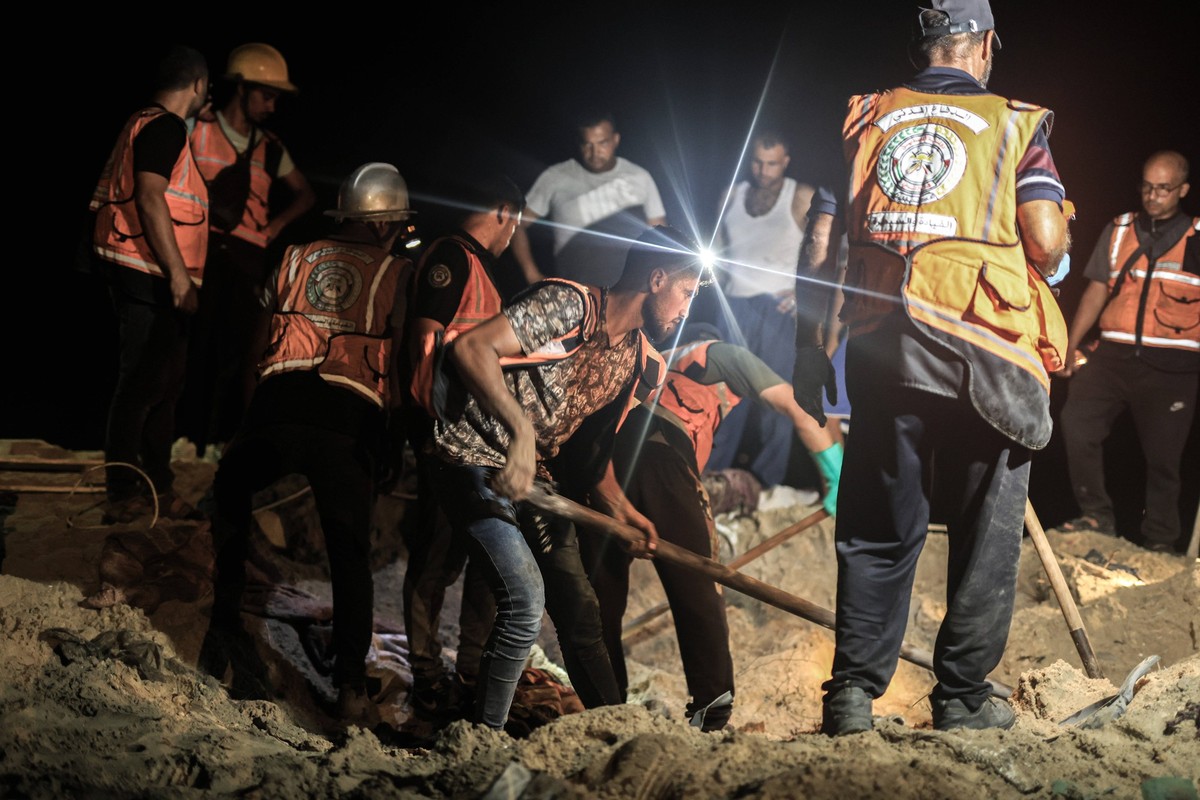 September 9, 2024, Gaza, Gaza, Palestine: Displaced Palestinians search for missing persons under the rubble, after Israeli raids targeted the Al-Mawasi area, which the Israeli army classified as a sa ...