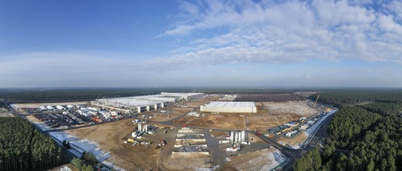 Tesla Giga Factory Gruenheide Gruenheide, DEU, 26.01.2021 - Panorama Luftbild Baustelle Tesla Gigafactory 4 im Ortsteil Freienbrink in Gruenheide. Im Hintergrund sind weitere Waldrodungen zu erkennen. ...