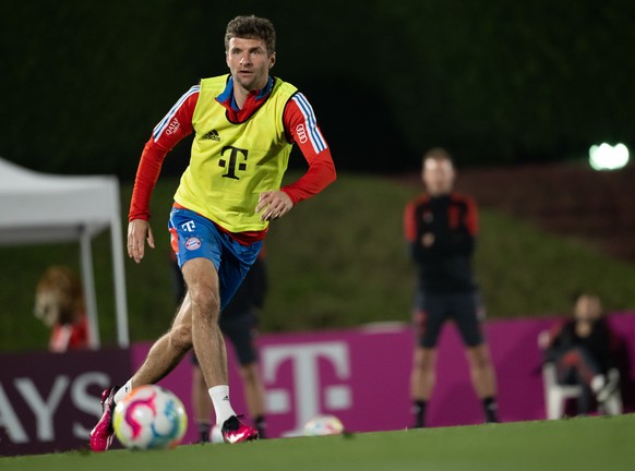 08.01.2023, Katar, Doha: Thomas Müller vom FC Bayern München während einer Übungseinheit im Aspira-Sportpark. Der FC Bayern München absolviert bis zum 12.01.2023 sein Winter-Trainingslager in Doha (Ka ...