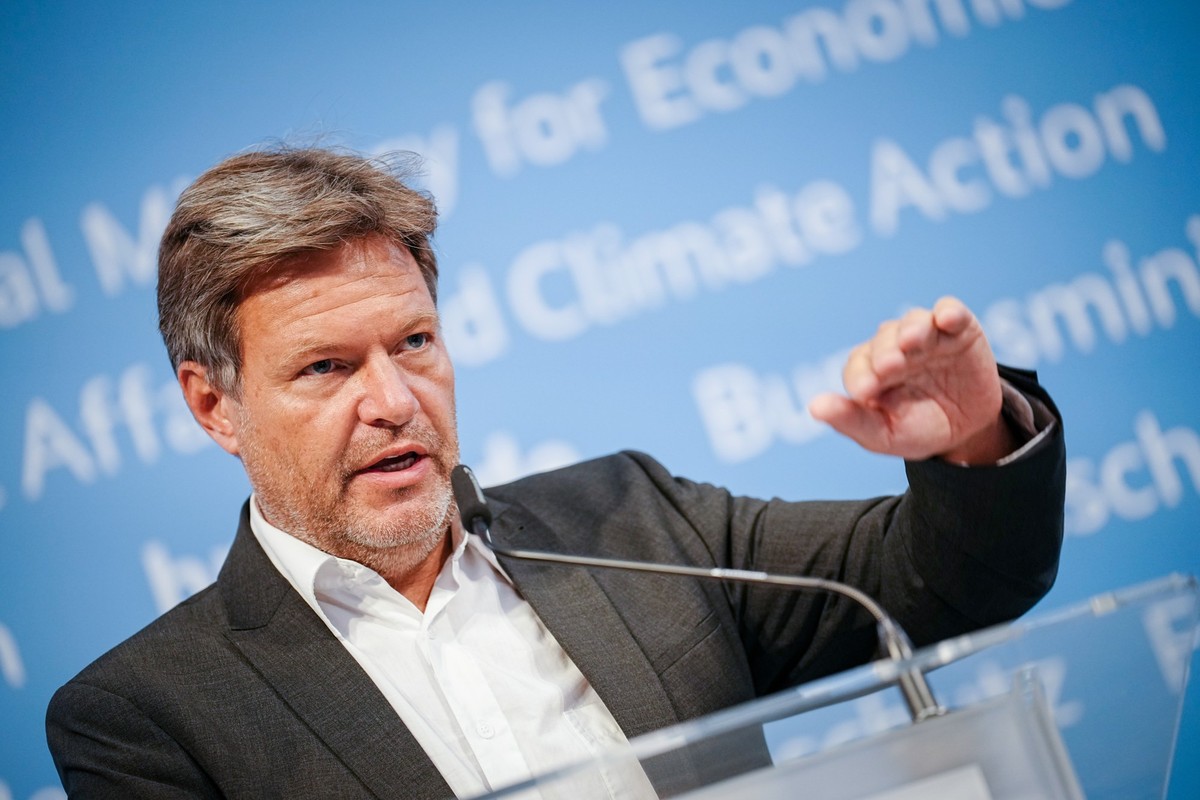 01.09.2022, Berlin: Robert Habeck (Bündnis 90/Die Grünen), Bundesminister für Wirtschaft und Klimaschutz, gibt eine Pressekonferenz zum fünften schwimmenden Flüssigerdgasterminal. Das gecharterte Spez ...