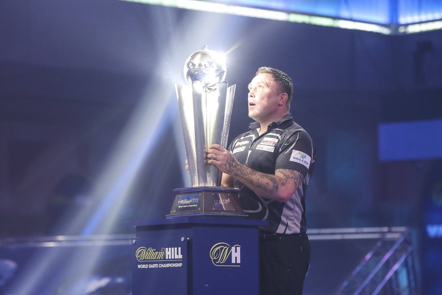 Sport Bilder des Tages William Hill World Darts Championship Final 03/01/2021. Gerwyn Price lifts the Sid Waddell Trophy during the William Hill World Darts Championship Final at Alexandra Palace, Lon ...