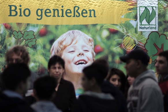 Gruene Woche Berlin DEU, Deutschland, Germany, Berlin, 23.01.2018 Kind auf Plakat Bio Geniessen von Naturland zum Oekolandbau in der Biohalle auf der Messe Internationalen Gruenen Woche in Berlin. Die ...